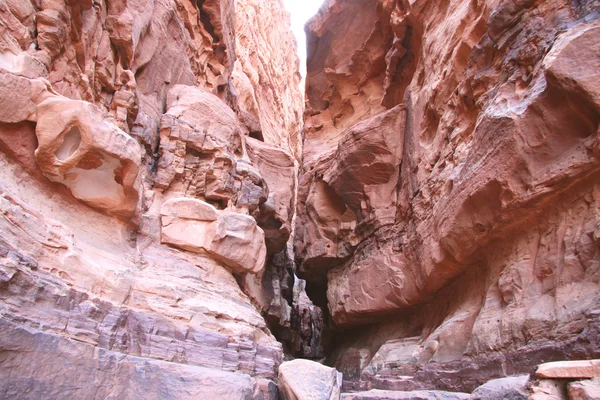 Узкий каньон — стоковое фото