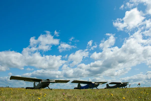 Çayırda otopark helikopterler