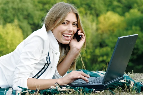 Dizüstü bilgisayarlı kız.