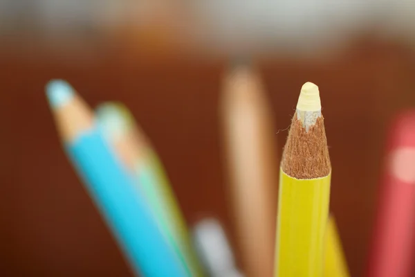 教育-削尖的彩色铅笔 — 图库照片