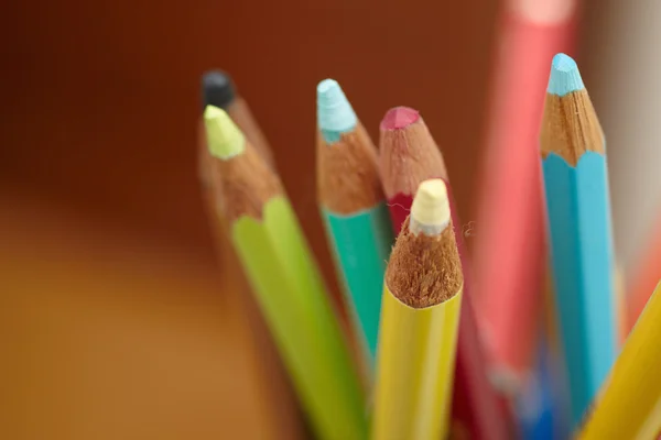 Öğrenciler aksesuarları - boya kalemleri — Stok fotoğraf