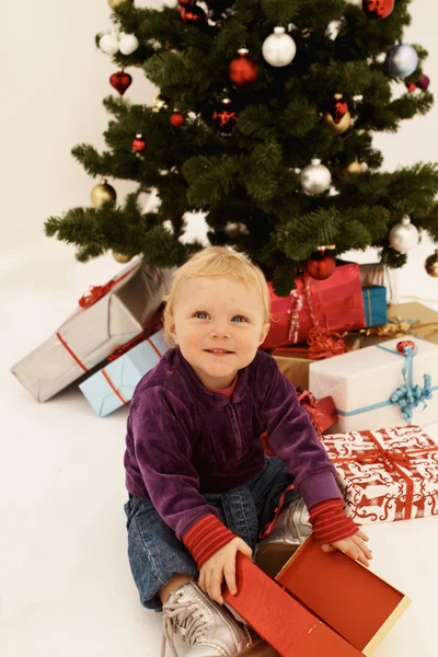 Natal - Presentes de abertura de criança bonito — Fotografia de Stock