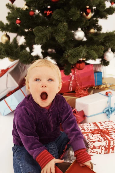 Niños sorprendidos abriendo regalos — Foto de Stock