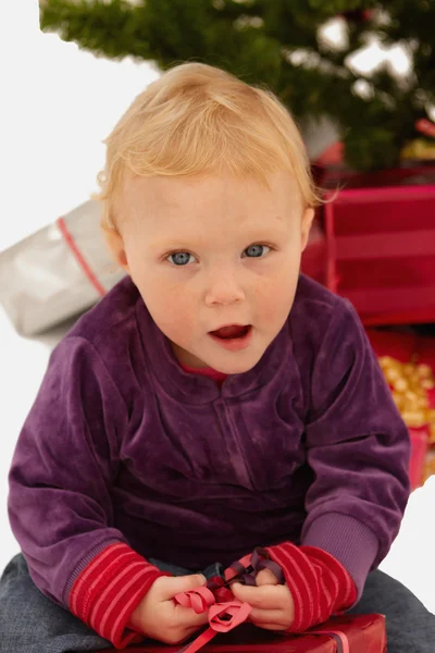 Boże Narodzenie - słodkie dziecko patrzy na Ciebie — Zdjęcie stockowe