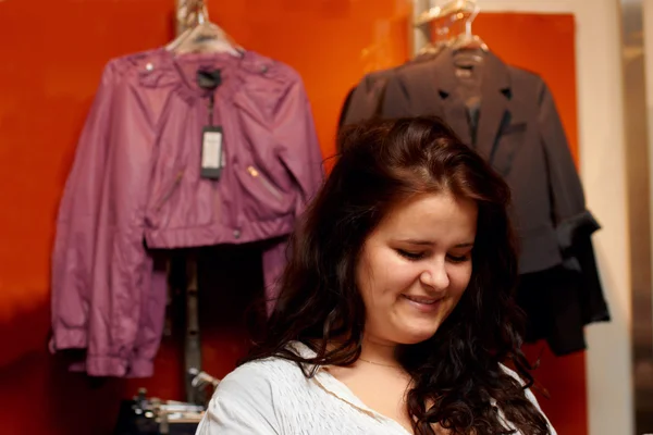 Giovane donna in negozio di abbigliamento — Foto Stock