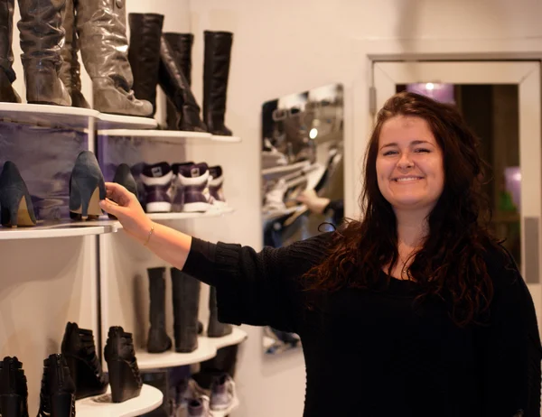 Звичайна жінка купує взуття — стокове фото