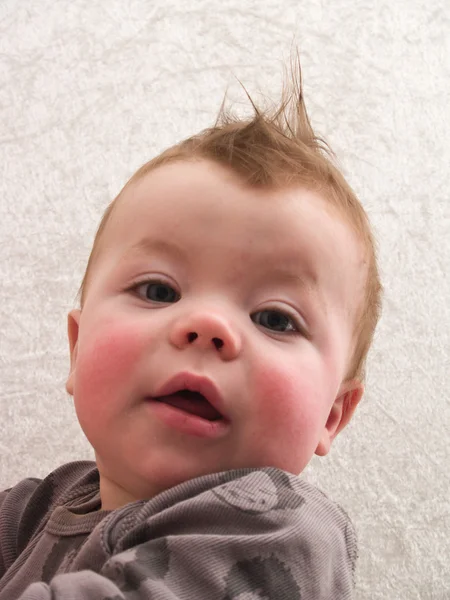 Portrait de bébé garçon surpris — Photo