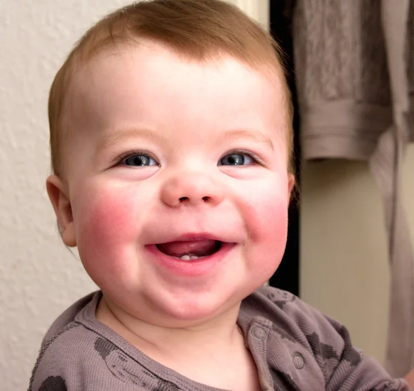 Närbild porträtt av en leende pojke — Stockfoto