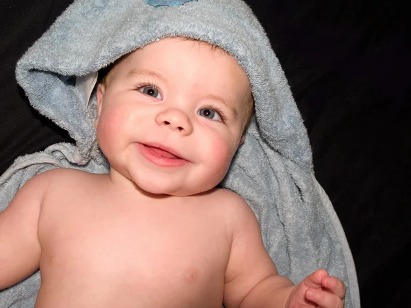 Feliz menino na toalha azul — Fotografia de Stock