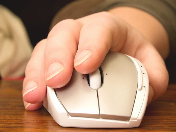Main humaine utilisant la souris d'ordinateur — Photo