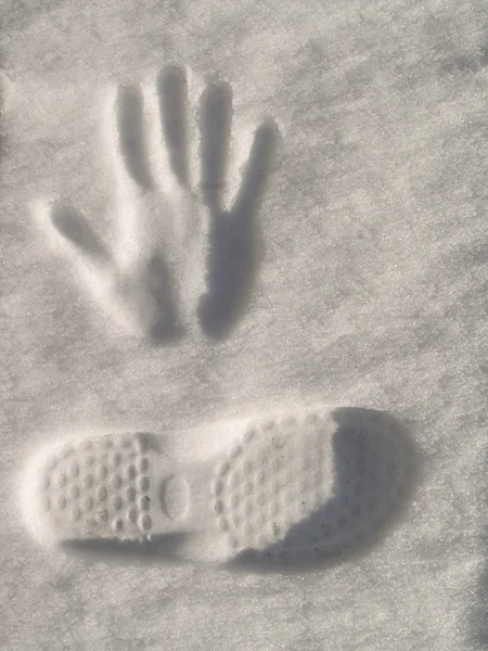 Следы снега на руке и ноге человека — стоковое фото