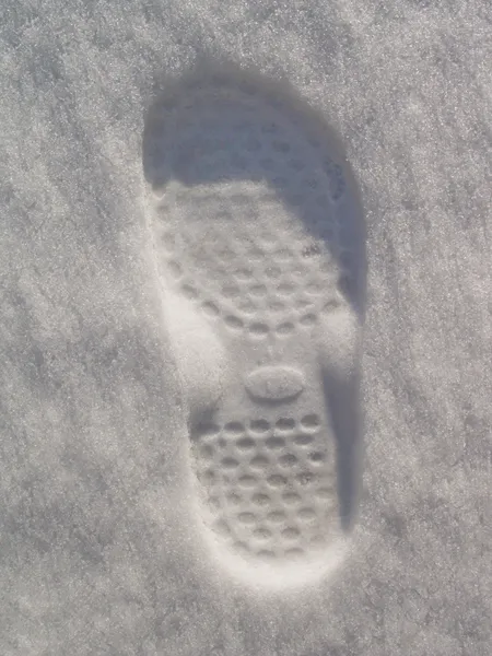 Frischer Fußabdruck im neuen weißen Schnee — Stockfoto