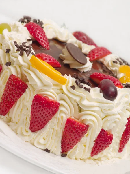 Delicious cream cake with strawberries — Stock Photo, Image