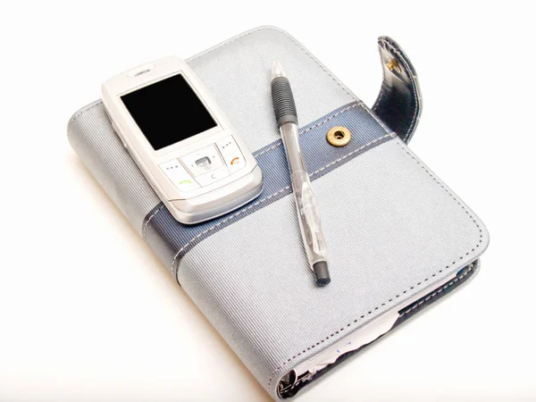 Office - pen dagboek en een mobiele telefoon — Stockfoto