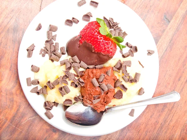 접시에 맛 있는 아이스크림 디저트 — 스톡 사진