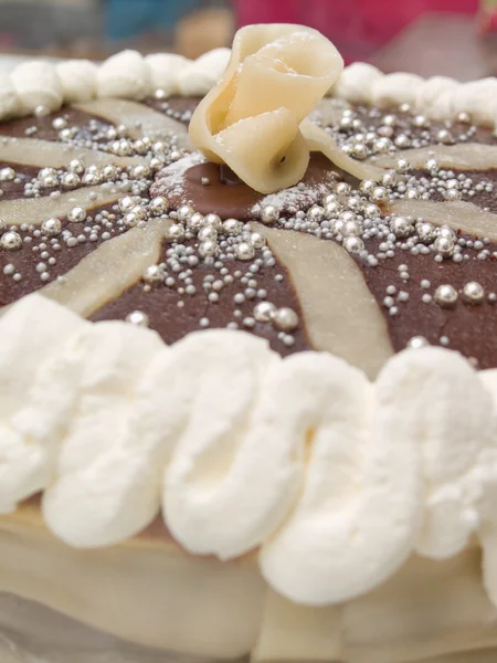 Торт солодкого шару з шоколадною глазур'ю — стокове фото
