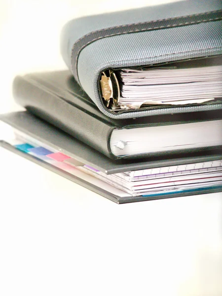 Escritório - Caneta e diário sobre branco — Fotografia de Stock