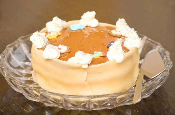Délicieux gâteau de couche avec marcipan — Photo