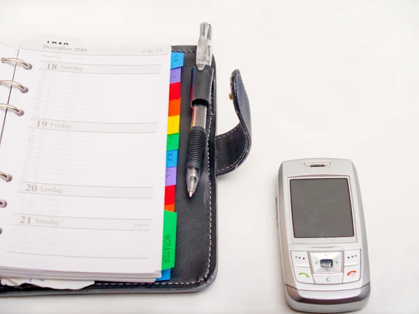 Objetos de escritório - Diário da caneta e um celular — Fotografia de Stock