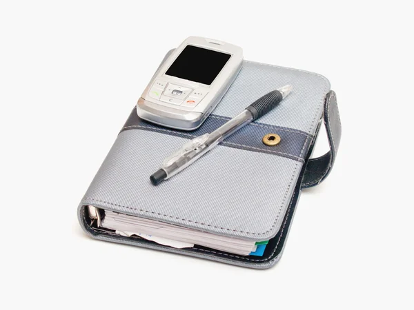 Pen dagboek en een mobiele telefoon — Stockfoto