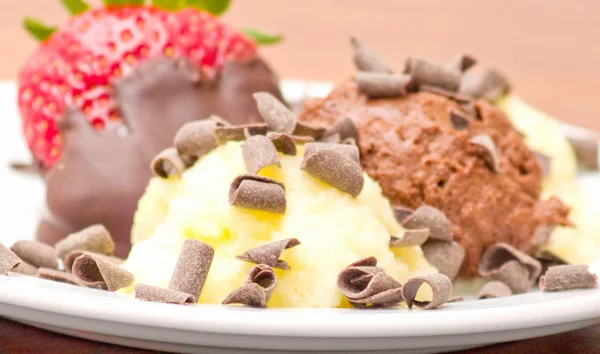 Deliciosa sobremesa de gelado no prato — Fotografia de Stock