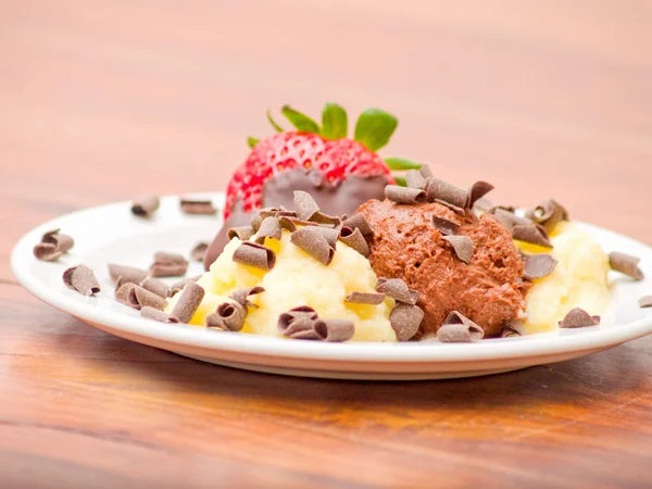 Deliciosa sobremesa de gelado no prato — Fotografia de Stock
