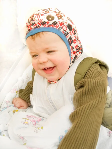 Niedliche glückliche Baby-Junge sitzt und lacht — Stockfoto
