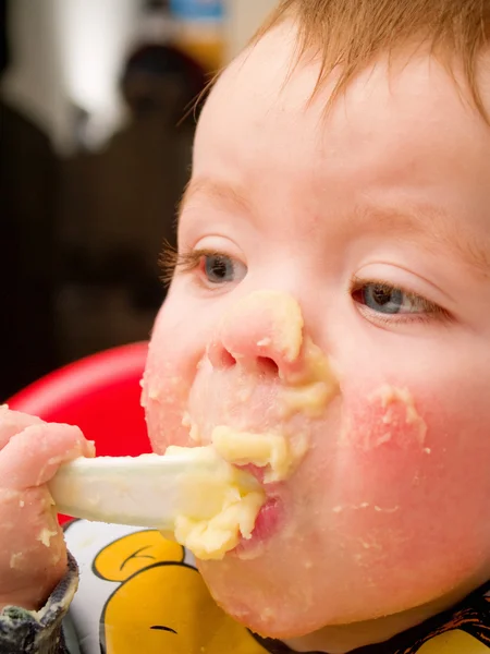 Niño desordenado comiendo puré de papas — Foto de Stock