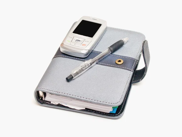 Дневник ручки и мобильный телефон — стоковое фото