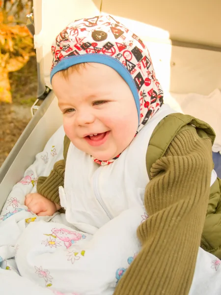 Modern livsstil - söt baby boy glatt — Stockfoto