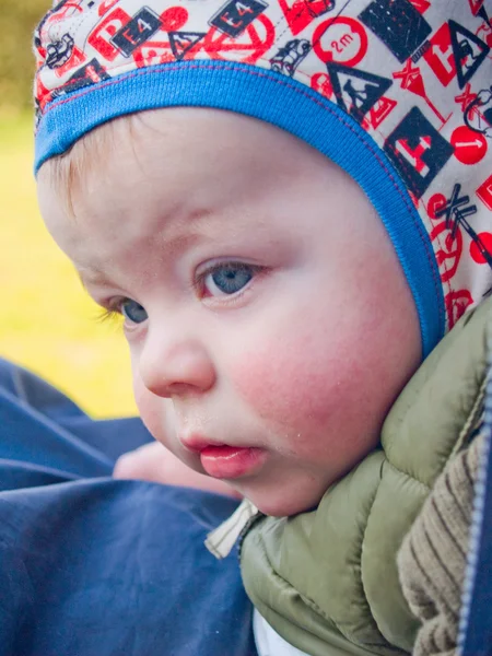 Endişeli bebek çocuk ifadeler gösteriliyor — Stok fotoğraf