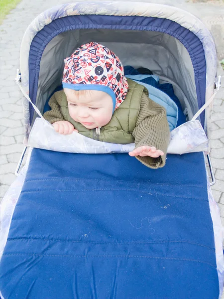 Låt mig ut - pojke sitter i barnvagnen — Stockfoto