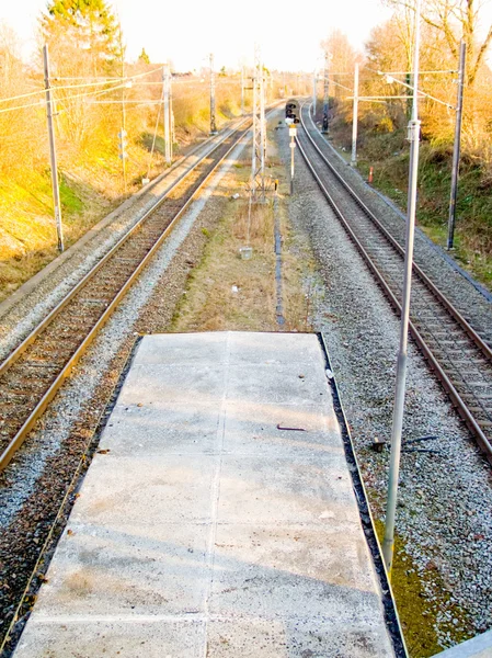 Järnvägslinjer som leder till en riktning — Stockfoto