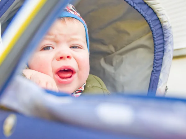 白种人婴儿男孩在他的婴儿车哭 — 图库照片