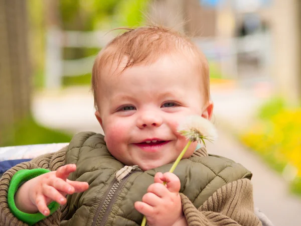 Dulce bebé niño riendo con flor — Foto de Stock