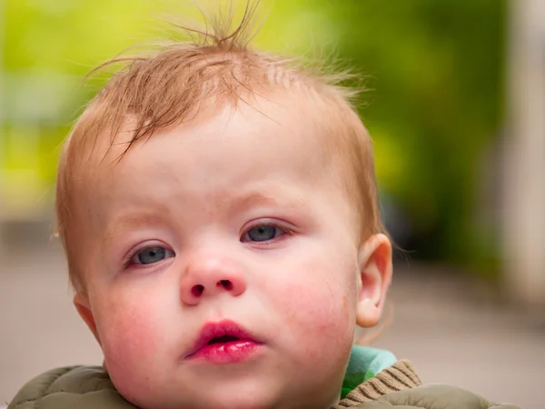 Söt baby pojke tittar på dig — Stockfoto