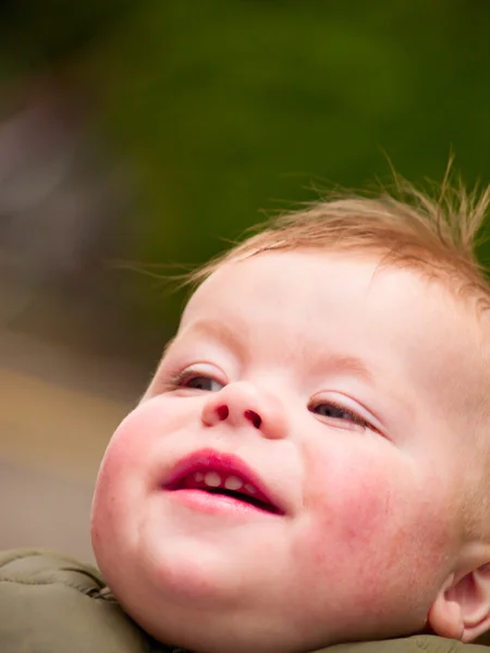 Zoete babyjongen gelukkig lachen — Stockfoto