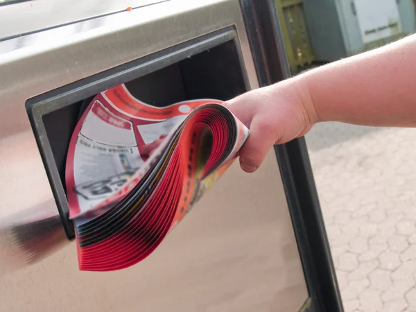 Hand recycling een magazine voor hergebruik — Stockfoto