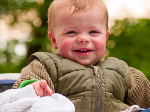 Ευτυχισμένο μωρό αγόρι, γελώντας με τη χαρά — Φωτογραφία Αρχείου