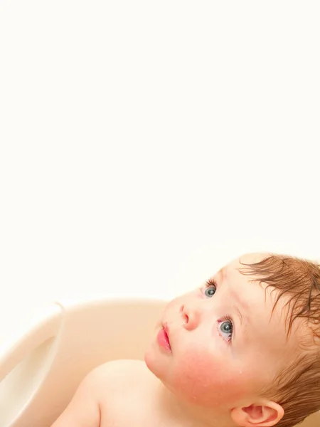 Söt baby pojke tittar upp på copyspace — Stockfoto