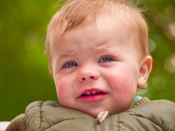 Bebé caucásico chico mirándote — Foto de Stock