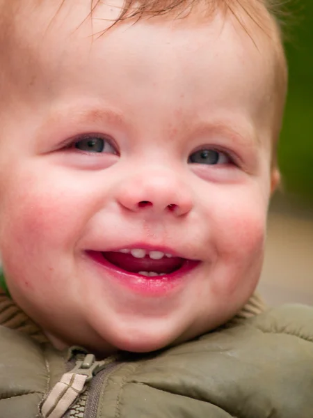 Fröhlicher kleiner Junge, der vor Freude lacht — Stockfoto