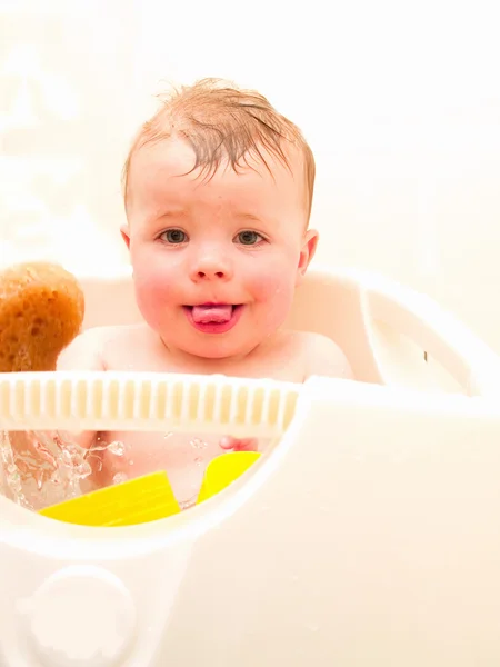 Szczęśliwy chłopiec siedzi w jego kąpieli — Zdjęcie stockowe