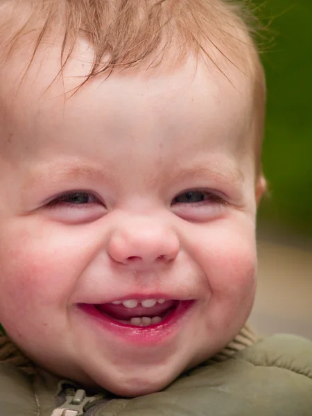 Fröhlicher kleiner Junge, der vor Freude lacht — Stockfoto