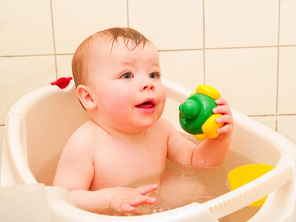 Söt baby boy njuta av ett bad — Stockfoto