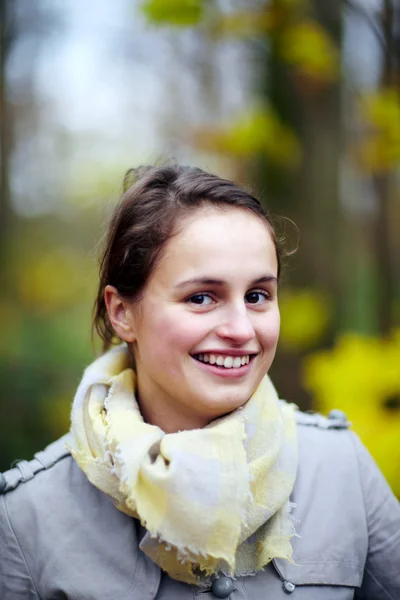 Aranyos fiatal nő mosolyog rád — Stock Fotó