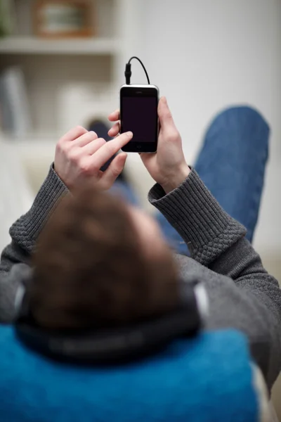Realaxed young man reading a text — Stock Photo, Image