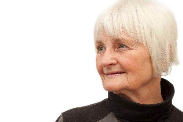 Задумчивая пожилая женщина, читающая книгу
