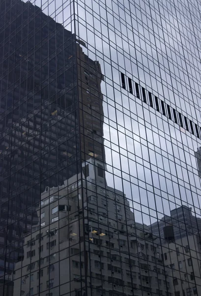 Skyskrapa reflektion — Stockfoto