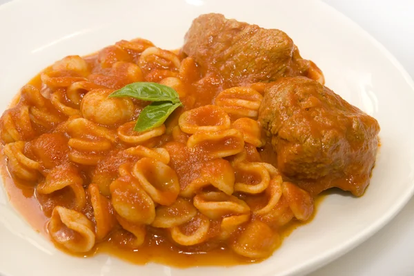 Italský orecchiette s rajčatovou omáčkou — Stock fotografie